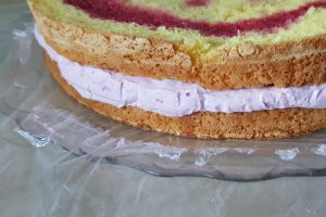 Desert tort cu crema de iaurt si fructe de padure