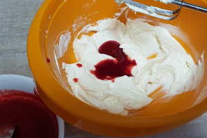 Desert tort cu crema de iaurt si fructe de padure