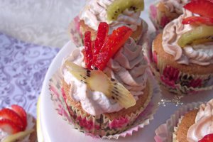 Desert briose de vara cu capsuni si kiwi