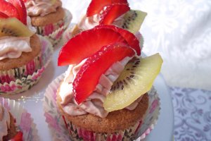 Desert briose de vara cu capsuni si kiwi
