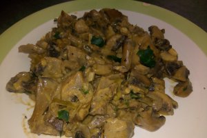 Ciuperci champignon cu vin alb si smantana