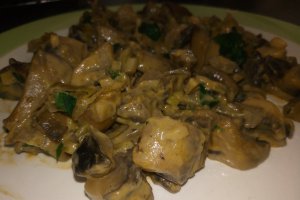 Ciuperci champignon cu vin alb si smantana