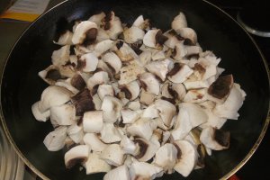 Ciuperci champignon cu vin alb si smantana
