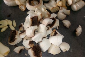 Ciuperci champignon cu vin alb si smantana
