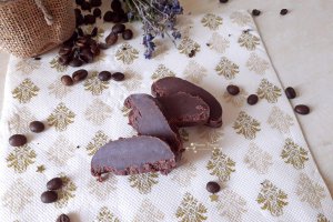 Desert ciocolata de casa cu indulcitor, cafea si migdale