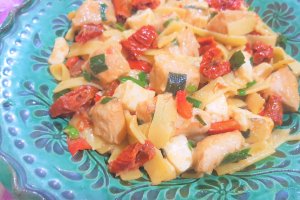 Tagliatelle cu piept de curcan