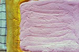 Desert rulada cu crema de mure