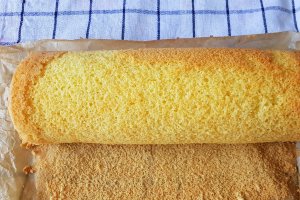 Desert rulada cu crema de mure