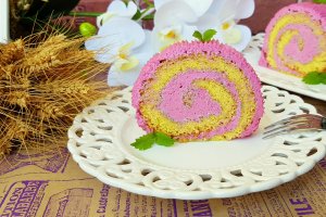 Desert rulada cu crema de mure