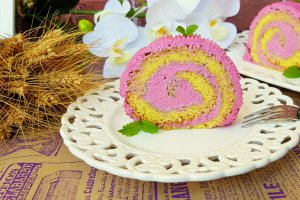 Desert rulada cu crema de mure