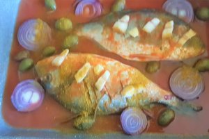 Dorada in suc de rosii -la cuptor