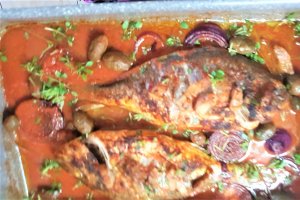 Dorada in suc de rosii -la cuptor