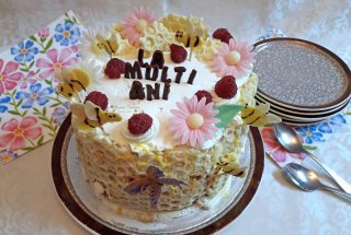Desert tort cu faguri si albine