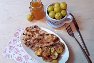 Piept de pui pe gratar, cu gem de corcoduse si cartofi copti