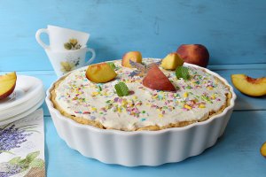 Desert tarta cu piersici si crema mascarpone cu ciocolata