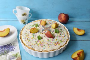 Desert tarta cu piersici si crema mascarpone cu ciocolata