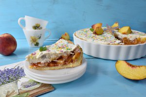 Desert tarta cu piersici si crema mascarpone cu ciocolata