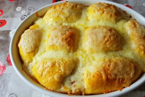 Painici umplute cu carne tocata de porc si sos de rosii