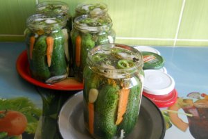 Castraveti murati, in saramura cu otet