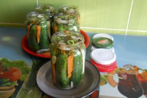 Castraveti murati, in saramura cu otet