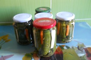 Castraveti murati, in saramura cu otet