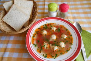 Supa de zarzavat, cu perisoare din piept de pui