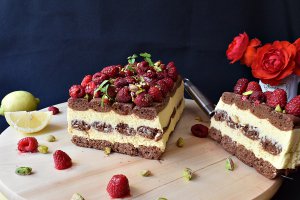 Desert prajitura cu piscoturi, crema de lamaie si zmeura