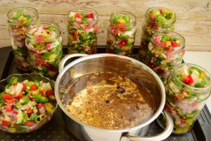 Salata de ardei iuti cu ceapa in otet