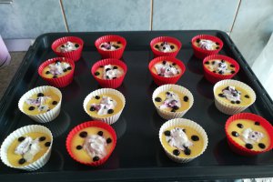 Desert briose cu crema de branza si afine