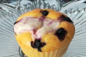 Desert briose cu crema de branza si afine