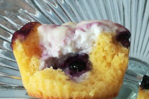 Desert briose cu crema de branza si afine