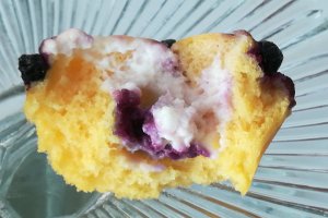 Desert briose cu crema de branza si afine