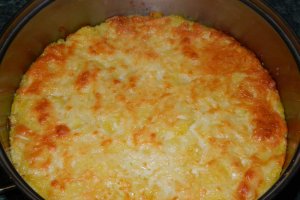 Mamaliga cu branza, carnati si oua la cuptor