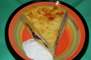 Mamaliga cu branza, carnati si oua la cuptor
