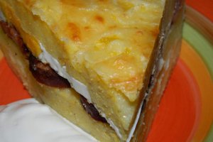 Mamaliga cu branza, carnati si oua la cuptor