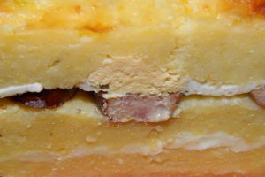 Mamaliga cu branza, carnati si oua la cuptor