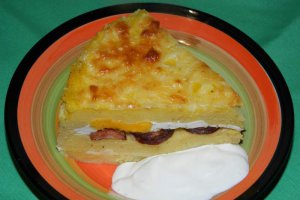 Mamaliga cu branza, carnati si oua la cuptor