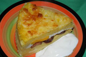 Mamaliga cu branza, carnati si oua la cuptor
