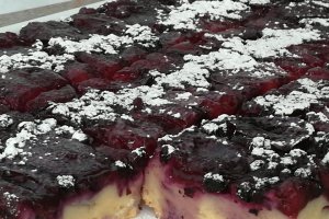 Desert prajitura cu prune si afine