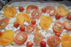 Aperitiv tarta cu branza si rosii