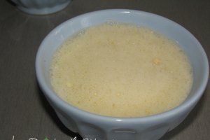 Creme caramel cu rubarba si topping crocant