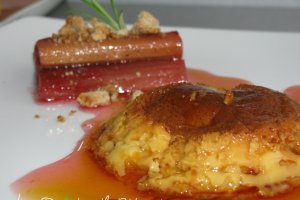 Creme caramel cu rubarba si topping crocant