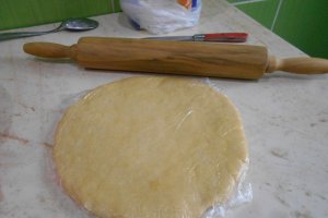 Tarta aperitiv, cu branzeturi si carnaciori