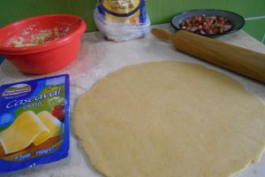 Tarta aperitiv, cu branzeturi si carnaciori