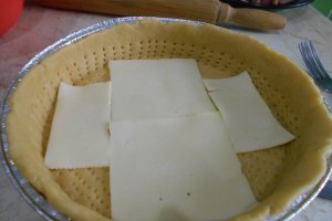 Tarta aperitiv, cu branzeturi si carnaciori