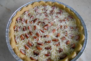 Tarta aperitiv, cu branzeturi si carnaciori
