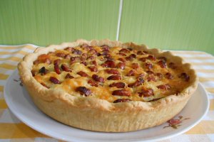 Tarta aperitiv, cu branzeturi si carnaciori