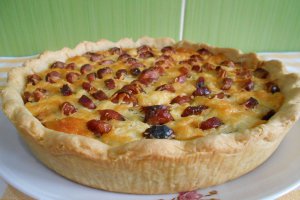 Tarta aperitiv, cu branzeturi si carnaciori