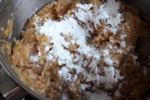 Desert prajitura cu mere, crema de vanilie si glazura de ciocolata