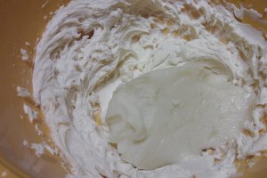 Desert prajitura cu mere, crema de vanilie si glazura de ciocolata